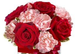 Bouquet composizione con rose rosse e garofani rosa
