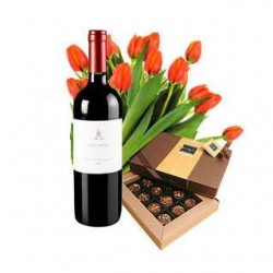 12 tulipani rossi, una bottiglia di vino rosso ed un pacco di cioccolatini