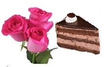 Tre rose di color rosa con un pezzo di torta ben confezionate