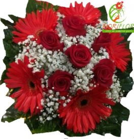 bouquet con rose rosse e gerbere rosse