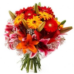 Bouquet con gerbere e lilium colorati