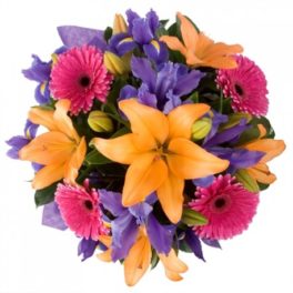 Bouquet con gerbere rosa, lilium gialli arancio e fiori blu