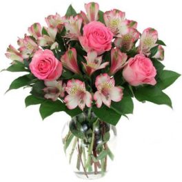 Bouquet con rose rosa e astromerie rosa