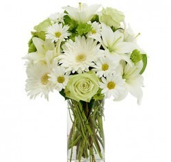 Bouquet con lilium bianchi, rose bianche e gerbere bianche