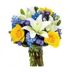 Bouquet con lilium bianchi, rose gialle e fiorellini blu