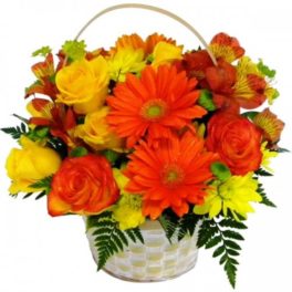 Cesto di fiori freschi con gerbere arancio e rose gialle composizione vivace