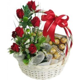 Cesto con Rose rosse e Ferrero Rocher acquisto e invio online consegna a domicilio