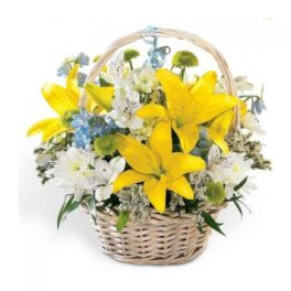 Cesto di fiori freschi composizione con lilium gialli e fiori blu