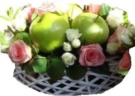 Cesto di fiori bianchi e rosa composizione fiori e mele