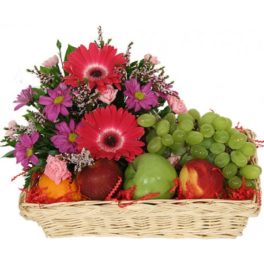 cesto con fiori e frutta di stagione
