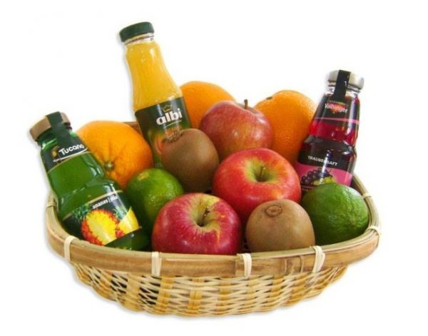 cesto di frutta e succhi di frutta