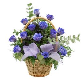Cesto di fiori freschi composizione con 15 rose blu