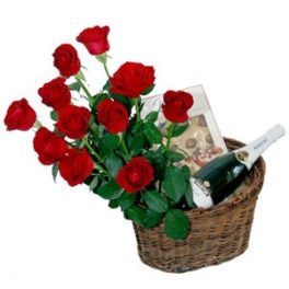 Cesto con 11 rose rosse, spumante e cioccolatini