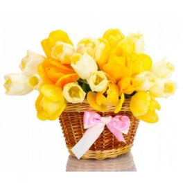 Cesto con fiori freschi composizione con Tulipani Gialli