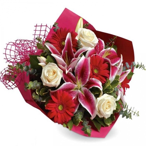 bouquet con gerbere rosse, lilium rosa, rose bianche