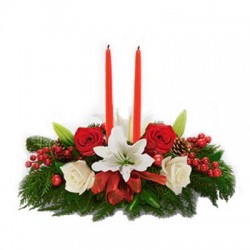 Composizione di Natale con 2 candele e fiori misti sul rosso e bianco