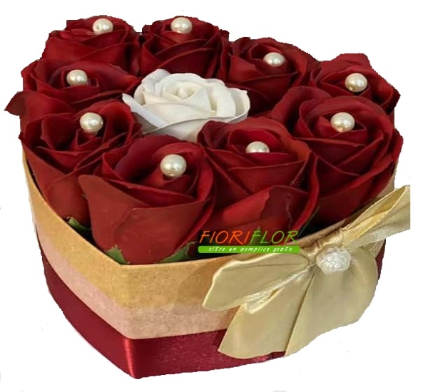 Box Cuore con composizione di rose rosse e rosa bianca di sapone