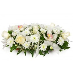 Composizione funebre con fiori bianchi: rose, crisantemi e orchidee