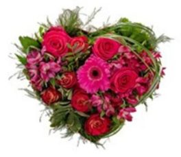 Composizione a forma di cuore con rose rosse, gerbere rosa e fiorellini rosa e rossi