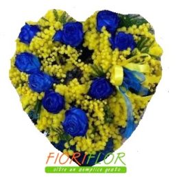 Composizione a Cuore con fiori di mimosa e rose blu