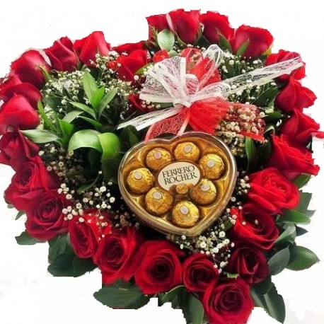 Composizione a forma di cuore con 24 rose rosse e pacco ferrero rocher