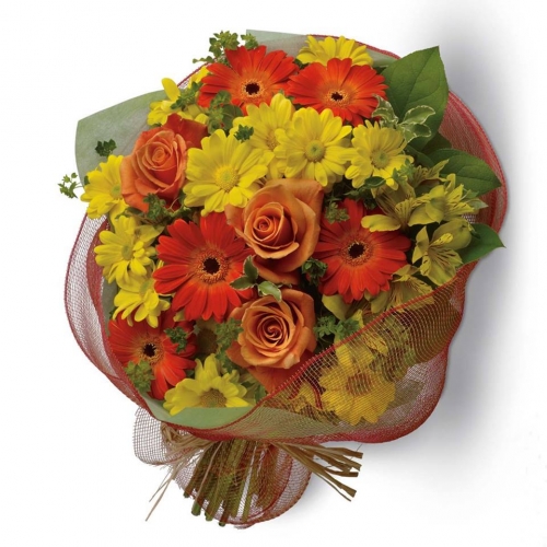 Bouquet con fiori dai toni del giallo e arancio e verde decorativo