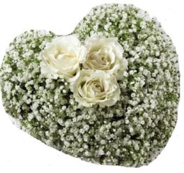 Composizione a forma di cuore con 3 rose bianche al centro e gypsophila