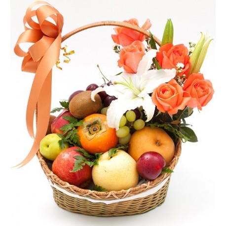 Cesto di fiori freschi bianchi e arancio composizione con frutta fresca