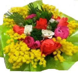 Bouquet di mimosa e fiori misti di stagione con verde decorativo