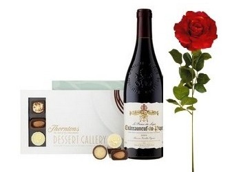1 rosa rossa, bottiglia di vino e scatola di cioccolatini