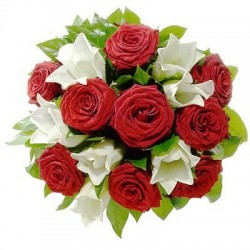 Bouquet di 9 rose rosse, lilium bianchi