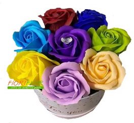 Scatola regalo composizione con 8 rose di sapone multicolore.