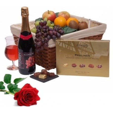 cesto gastronomico da regalo con frutta vino rosso e una rosa rossa