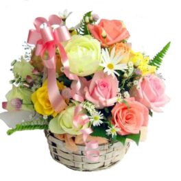 composizione in cesto con fiori colorati