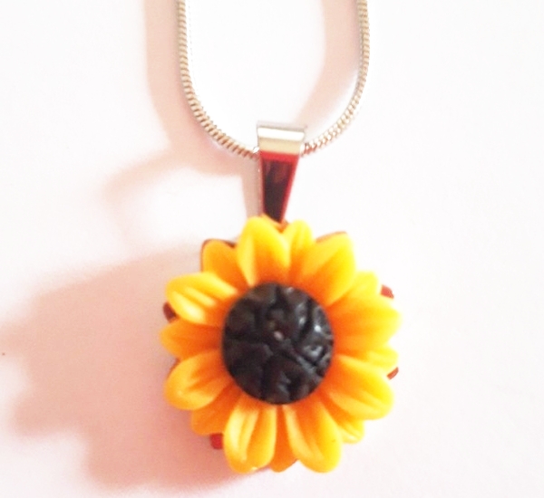 Collana realizzata in metallo con ciondolo girasole giallo