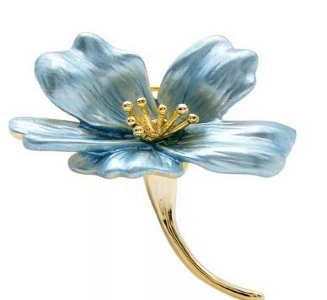 spilla raffigurante il fiore non ti scordar di me dai petali blu